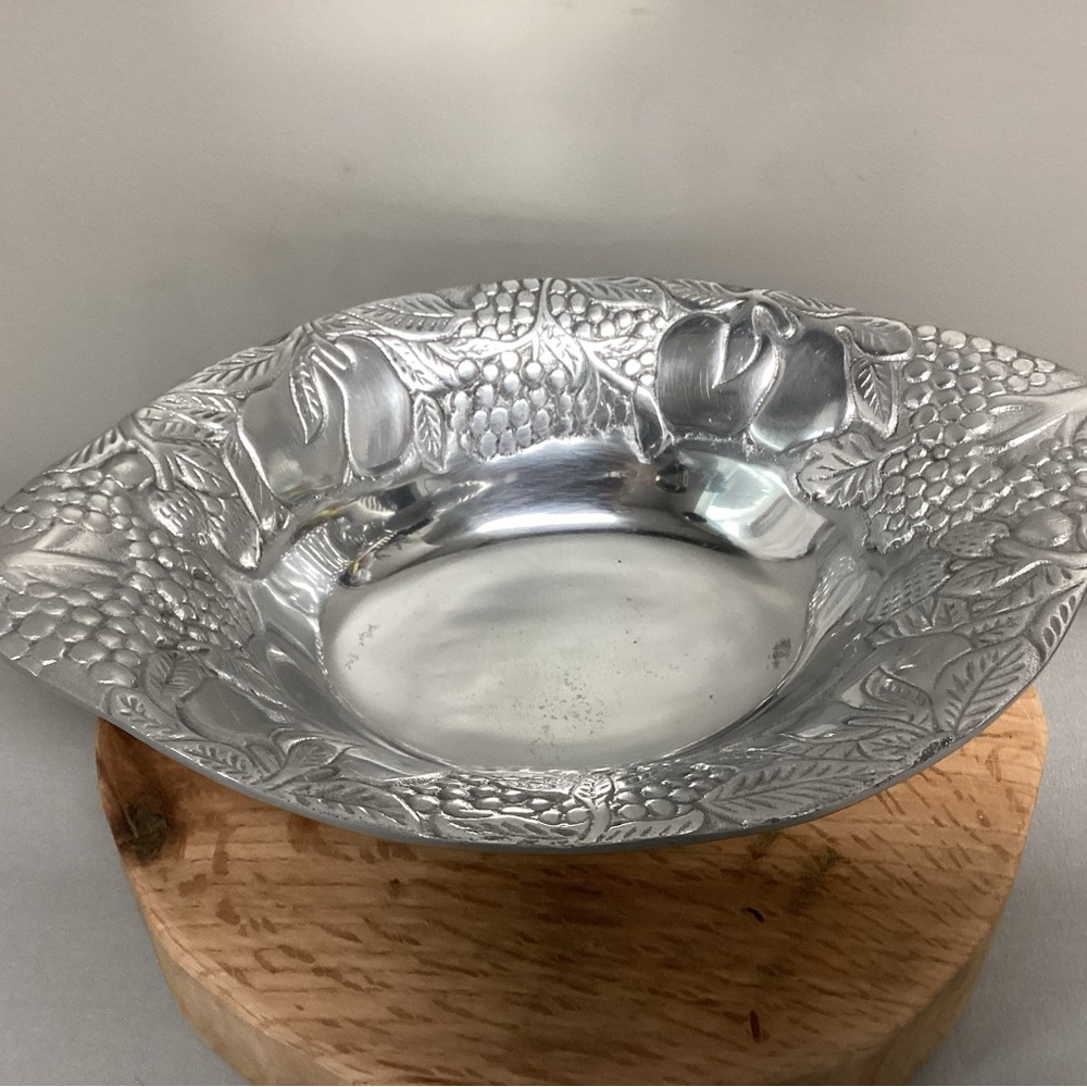 ⚫️ Vintage Cast Aluminum or Pewter Large Fruit / Salad / Serving / Display Bowl - Picture 6 of 14